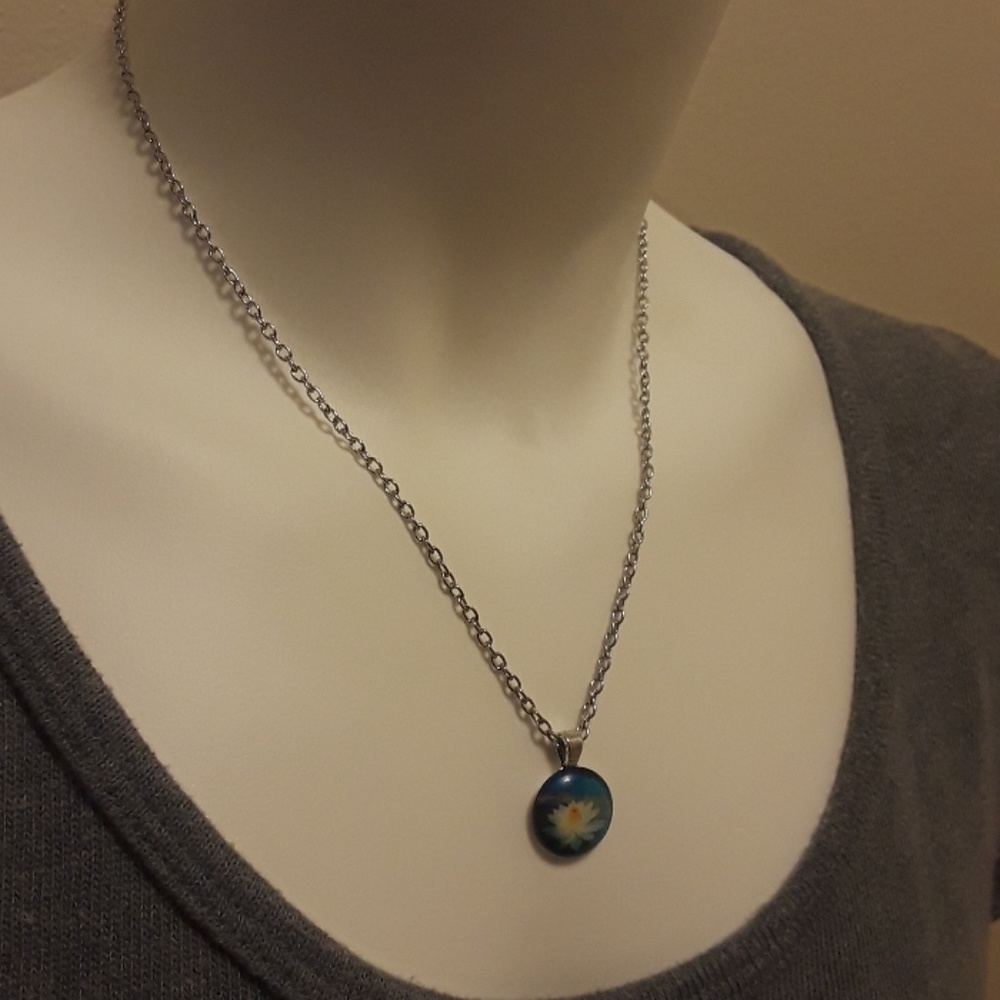 Lilly necklace - Picture 2 of 4